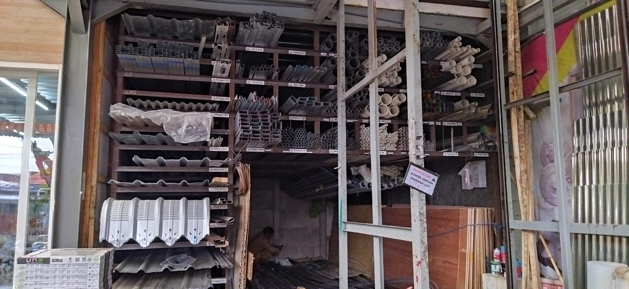 Rak pipa dan atap Turen Indah Bangunan Sawojajar