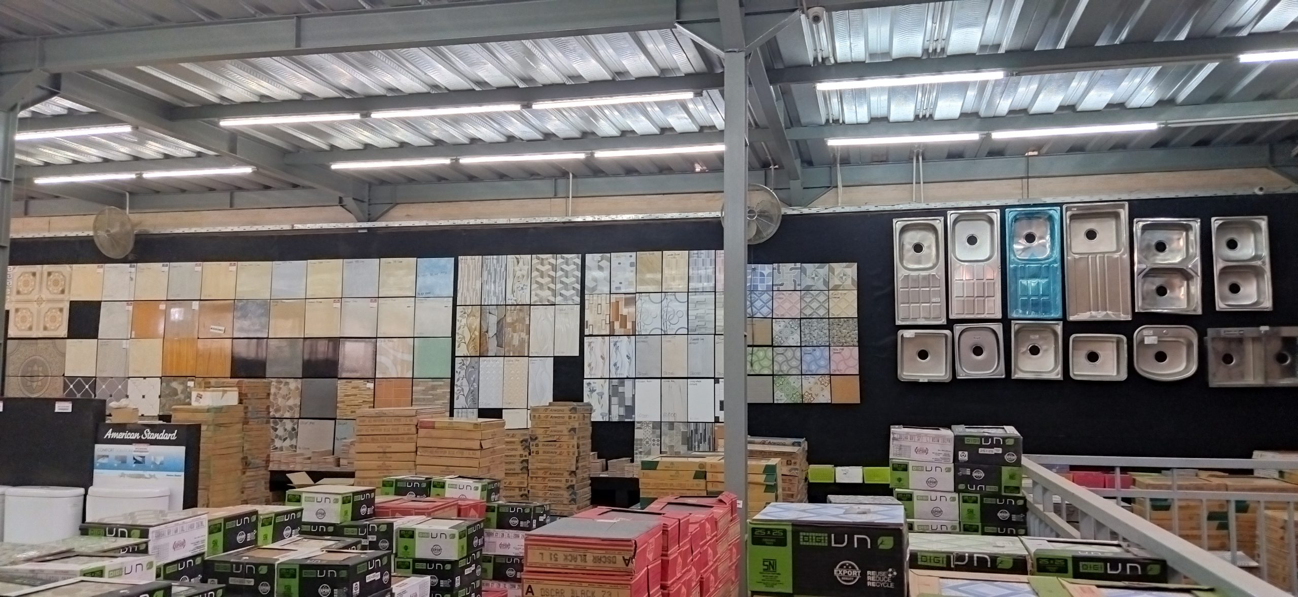 Display keramik dan wastafel stainless Turen Indah Bangunan Sawojajar